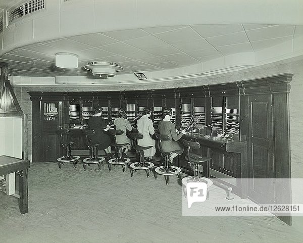 Telefonisten im Hauptquartier der Feuerwehr  Lambeth  London  1940. Künstler: Unbekannt.