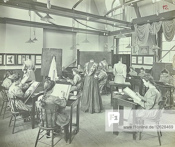 Klasse für Konfektionskleidung  Shoreditch Technical Institute  London  1907. Künstler: Unbekannt.