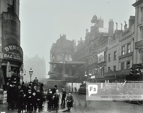 Menschentraube auf der Straße  Tottenham Court Road  London  1900. Künstler: Unbekannt.