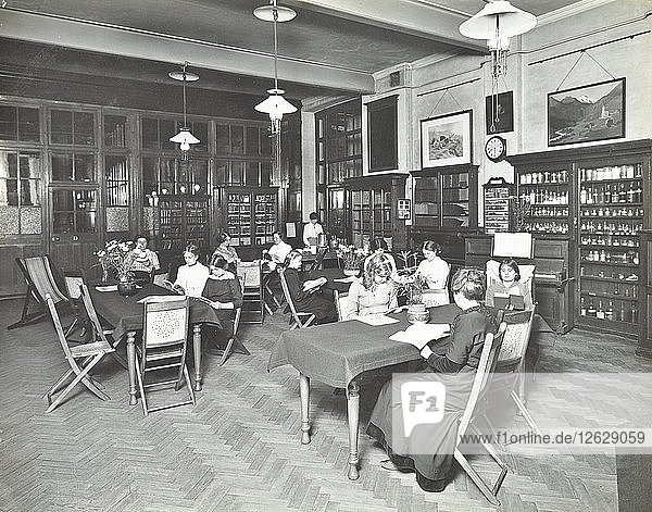 Studentinnen in der Social Hall  Ackmar Road Evening Institute for Women  London  1914. Künstler: Unbekannt.