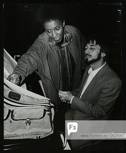 Sängerin Elaine Delmar und Pianist Michael Garrick  Berkhamsted Civic Centre  Hertfordshire  1986. Künstler: Denis Williams