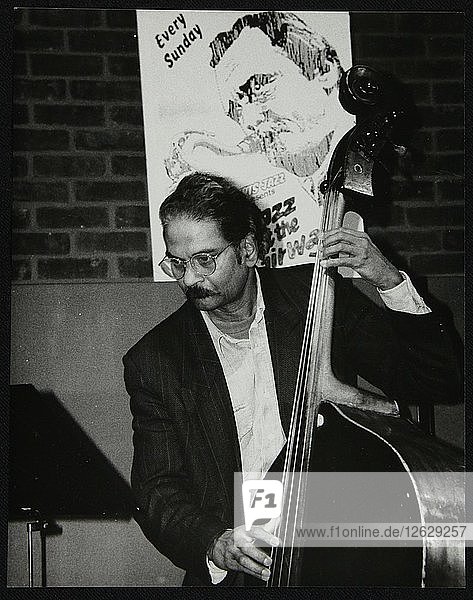 Der Bassist Val Mannix spielt im Fairway  Welwyn Garden City  Hertfordshire  1998. Künstler: Denis Williams