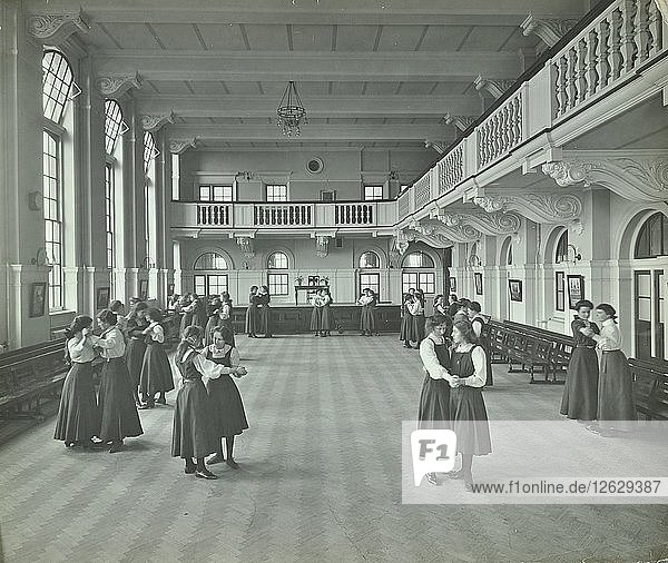 Tanzende Mädchen in der Aula  Clapham Secondary School  London  1910. Künstler: Unbekannt.