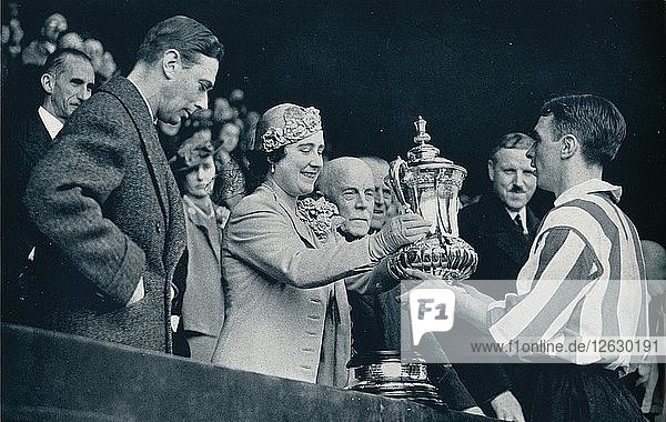 Die Königin überreicht den Pokal  1937. Künstler: Unbekannt.