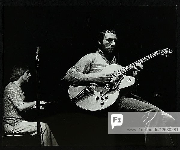 Phil Lee (Gitarre) und Michael Garrick (Klavier) spielen in The Stables  Wavendon  Buckinghamshire. Künstler: Denis Williams