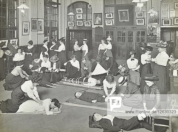 Praktischer Erste-Hilfe-Kurs für Frauen  Blackheath Road Evening Institute  1914. Künstler: Unbekannt.