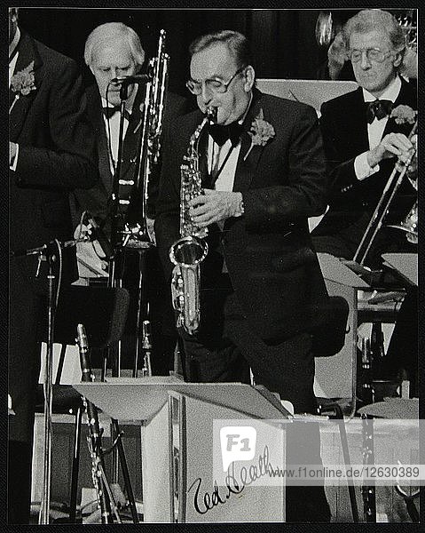 Der Altsaxophonist des Ted Heath Orchestra  Ronnie Chamberlain  spielt in der Barbican Hall  London  1985. Künstler: Denis Williams