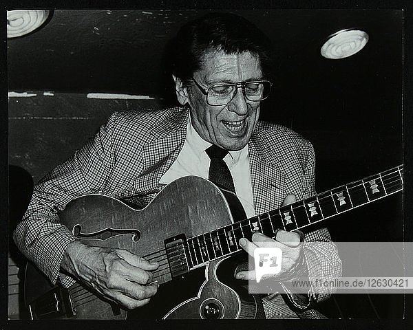 Tal Farlow spielt Gitarre im The Bell  Codicote  Hertfordshire  18. Mai 1986. Künstler: Denis Williams