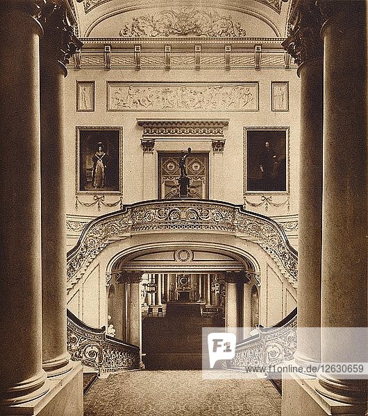 Die große Treppe im Buckingham Palace  1935. Künstler: Unbekannt.