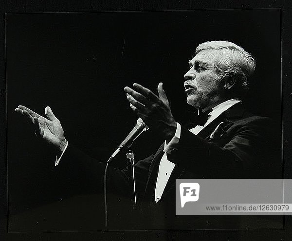 Howard Keel in voller Besetzung im Forum Theatre  Hatfield  Hertfordshire  14. Mai 1983. Künstler: Denis Williams