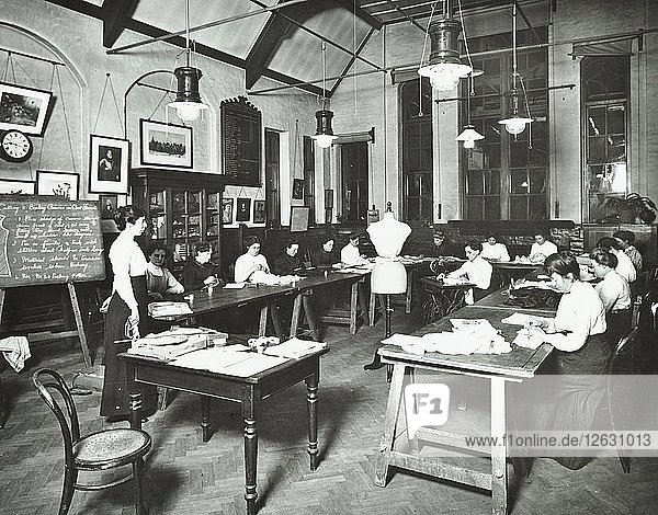 Klasse für Schneiderinnen  Ackmar Road Evening Institute for Women  London  1914. Künstler: Unbekannt.