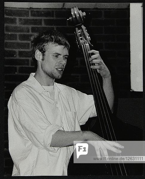 Der Bassist Ben Haselden spielt im Fairway  Welwyn Garden City  Hertfordshire  8. April 2001. Künstler: Denis Williams