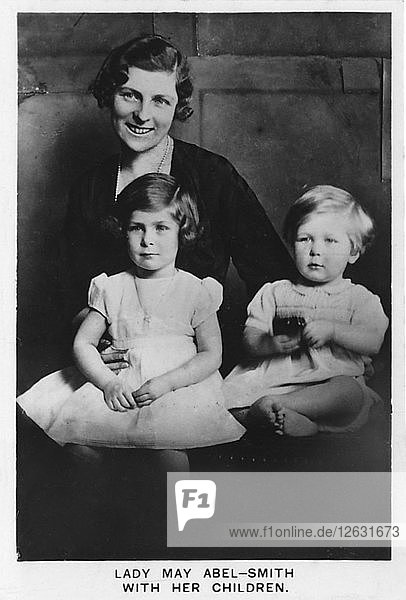 Lady May Abel-Smith mit ihren Kindern  1937. Künstler: Unbekannt.