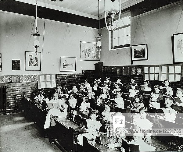 Klasse liest aus Büchern  Southfields Infants School  Wandsworth  London  1907. Künstler: Unbekannt.