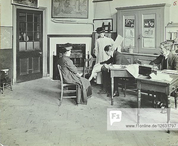 Medizinische Untersuchung  Holland Street School  London  1911. Künstler: Unbekannt.