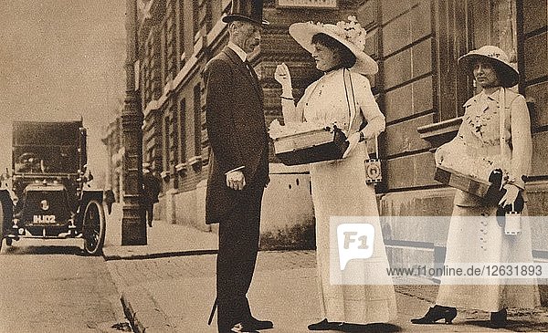 Lady Pilkington beim Verkauf von Rosen anlässlich des ersten Jahrestages des Alexandra-Rosentages  25. Juni 1913 (1935). Künstler: Unbekannt.