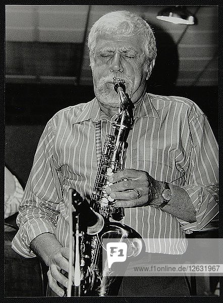 Der amerikanische Saxophonist Lanny Morgan spielt im Fairway  Welwyn Garden City  Hertfordshire  1992. Künstler: Denis Williams