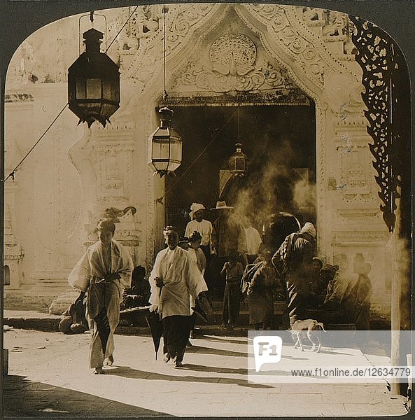 Birmesische Frauen auf dem Weg zum Basar  Mandalay  Birma  1907. Künstler: Unbekannt.
