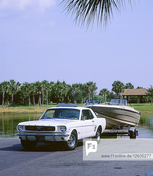 1967 Ford Mustang beim Abschleppen eines Bootes. Künstler: Unbekannt.