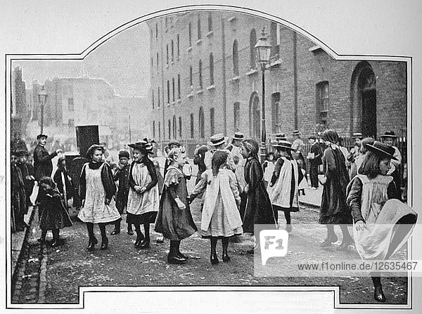 Tanzen zu einer Straßenorgel  London  um 1901 (1901). Künstler: Unbekannt.