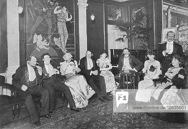 Im Elektrophon-Salon  Gerrard Street  London  um 1903 (1903). Künstler: Unbekannt.