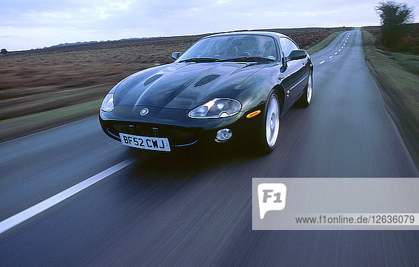 2002 Jaguar XKR Coupé. Künstler: Unbekannt.