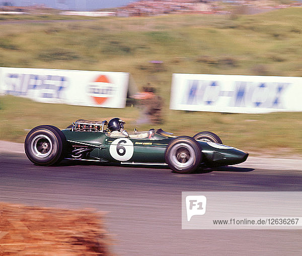 James Clark am Steuer eines 1966er Lotus 33 Climax V8. Künstler: Unbekannt.