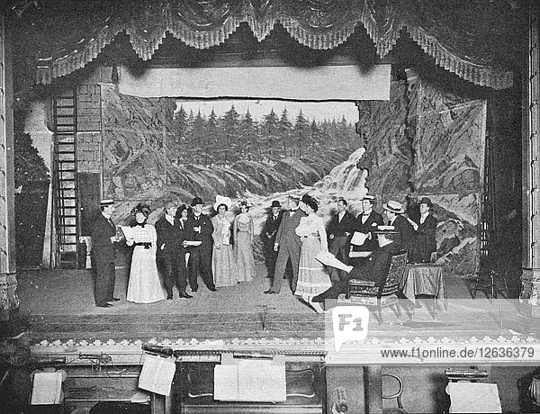 Proben für ein Theaterstück in gewöhnlicher Kleidung  London  um 1901. Künstler: Unbekannt.