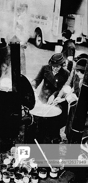 Die W.V.S. machte viele Jobs. Hier ist eine W.V.S.-Frau  die eine Feldküche verwaltet  um 1941 (1942). Künstler: Unbekannt.