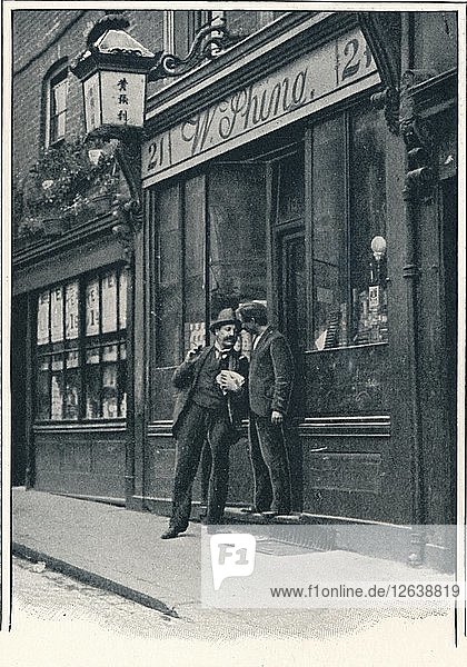 Ein chinesischer Laden  Limehouse  London  um 1900 (1901). Künstler: Unbekannt.