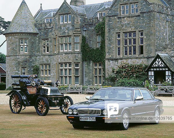 1995 Daimler Double Six mit Daimler von 1899 vor dem Palace House. Künstler: Unbekannt.