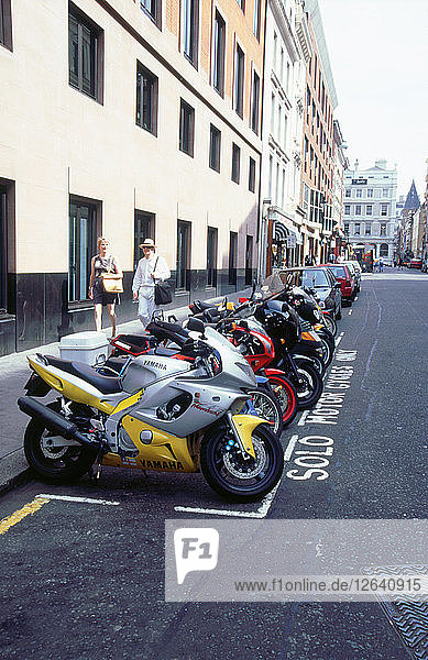 Parkplatz für Motorräder  London 1999. Künstler: Unbekannt.