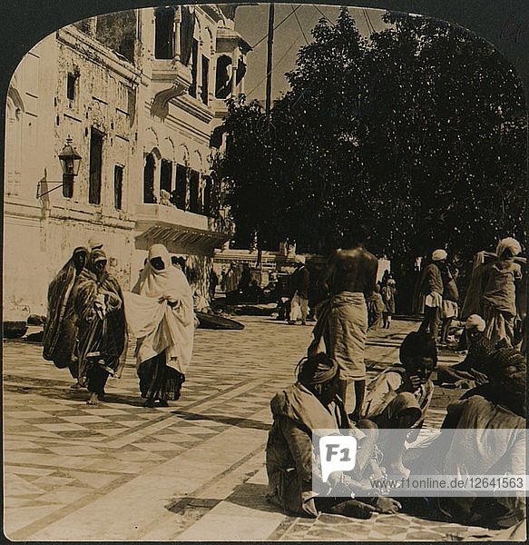 Im Innenhof des Goldenen Tempels. Amritsar  Indien  1907. Künstler: Unbekannt.