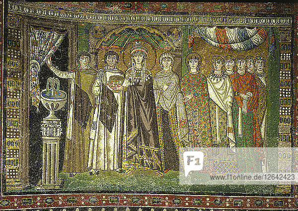 Theodora und ihr Hof  Mosaikkirche San Vitale in Ravenna.