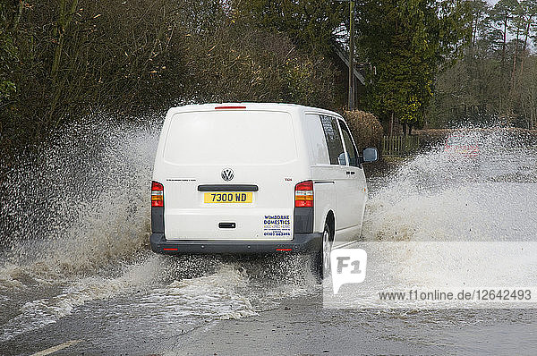 Van fährt durch die Überschwemmungen in Beauleu 2008. Künstler: Unbekannt.