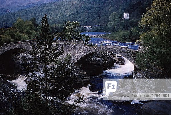 Alte Brücke  Invermoriston  Invernessshire  Schottland  20. Jahrhundert. Künstler: CM Dixon.