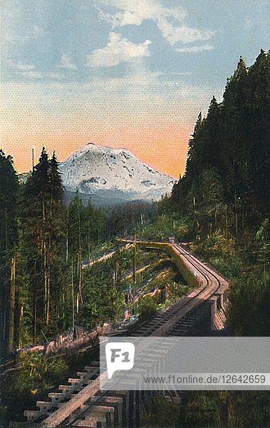Mount Rainier von der C. M. & P. S. R. R. aus gesehen  um 1916. Künstler: Asahel Curtis.