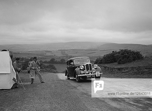 Standard-Limousine von Frau SH Richards  die an der South Wales Auto Club Welsh Rallye teilnimmt  1937 Künstler: Bill Brunell.
