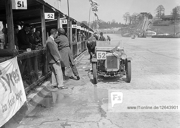 Austin Ulster von ECH Randall und WE Harker in den Boxen  JCC Double Twelve Rennen  Brooklands  1931. Künstler: Bill Brunell.