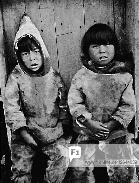 Ein Paar Eskimojungen  1912. Künstler: Wilfred Grenfell.