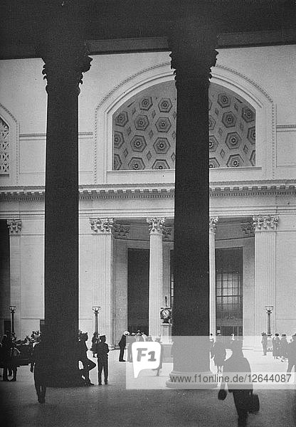 Hauptwarteraum von der Fahrkartenlobby aus  Chicago Union Station  Illinois  1926. Künstler: Unbekannt.
