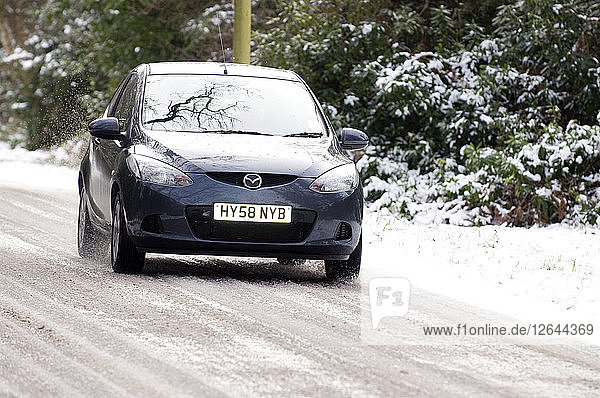 2009 Mazda 2 beim Fahren auf verschneiter Straße Artist: Unbekannt.