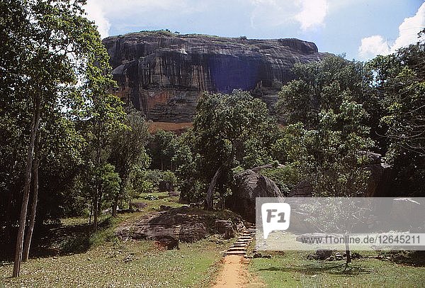 Sigiriya-Gärten unterhalb der Felsenfestung  Sri Lanka. 20. Jahrhundert. Künstler: CM Dixon.