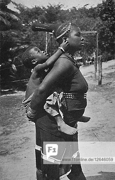 Eine Zulu-Frau mit Kind  1902. Künstler: Unbekannt.