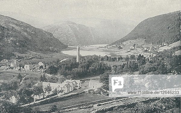 Ein irisches Dorf (Glendalough)  1910. Künstler: Valentine & Söhne.