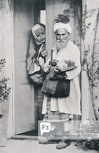 Ein türkischer Hausierer  1912. Künstler: Sebah.
