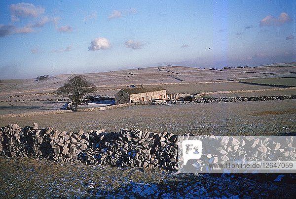 Kalksteinmauern im Winter  Peak District  Derbyshire  20. Jahrhundert. Künstler: CM Dixon.