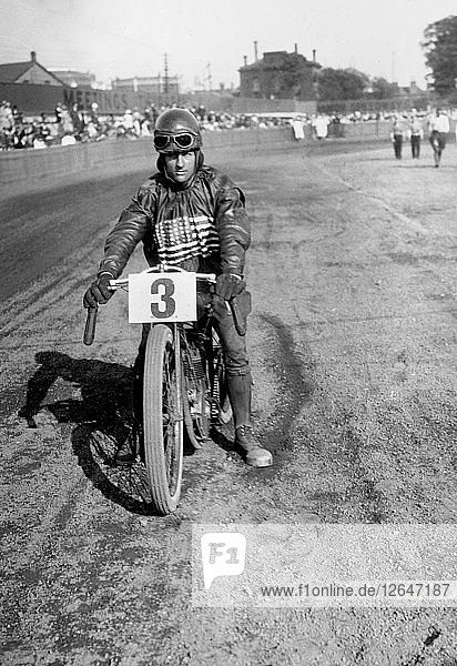 Der amerikanische Speedway-Fahrer Art Pecha auf seiner Harley-Davidson  Lea Bridge Stadium  Leyton  London  1928. Künstler: Bill Brunell.