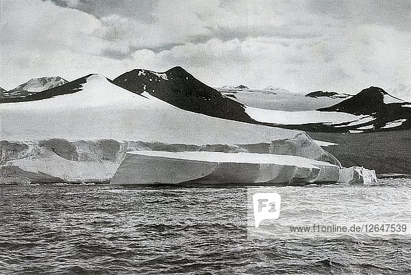 Ein Berg  der von einem Gletscher bei Cape Crozier kalbt  um 1911  (1913). Künstler: Herbert Ponting.