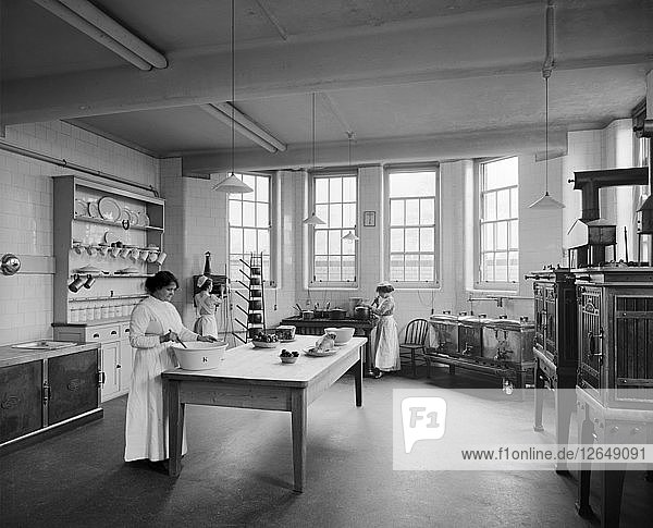 Küche  St. Andrews Hospital  Dollis Hill  London  1914. Künstler: Adolph Augustus Boucher.